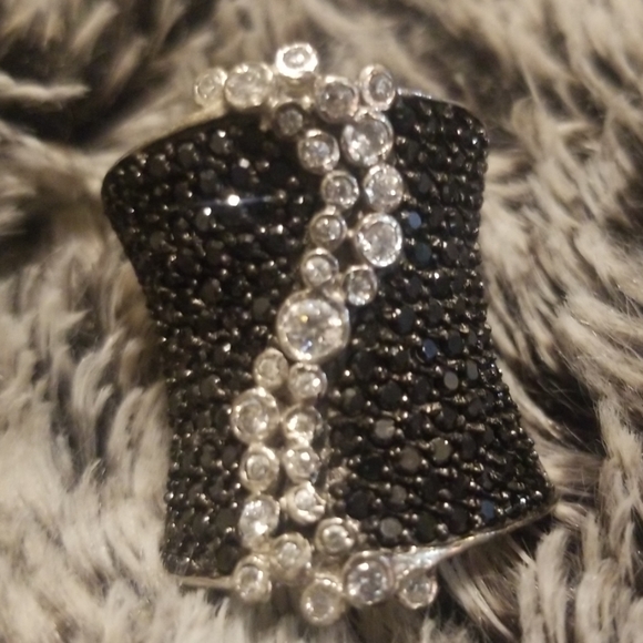 Crystal Black and Silver Ring - Picture 2 of 4